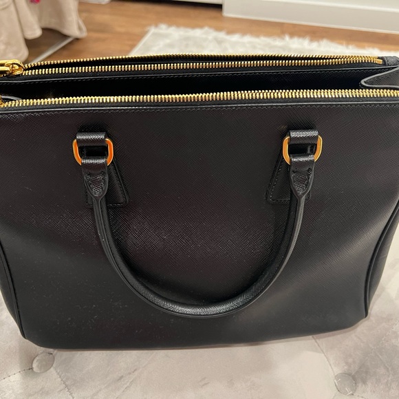 Prada - Picture 2 of 3